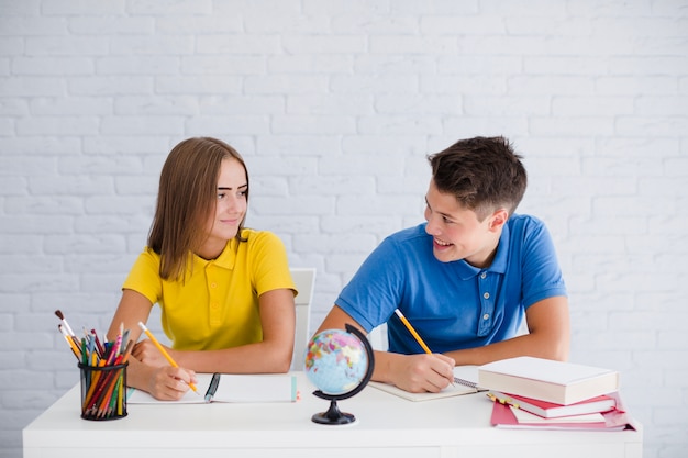 Foto gratuita adolescentes felices haciendo notas