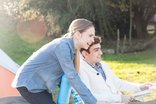 Adolescentes felices pasando un día en el campo