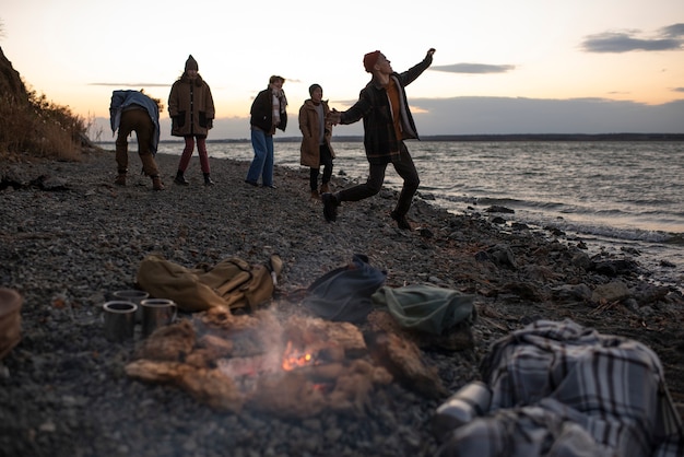 Foto gratuita adolescentes felices de tiro completo en la playa