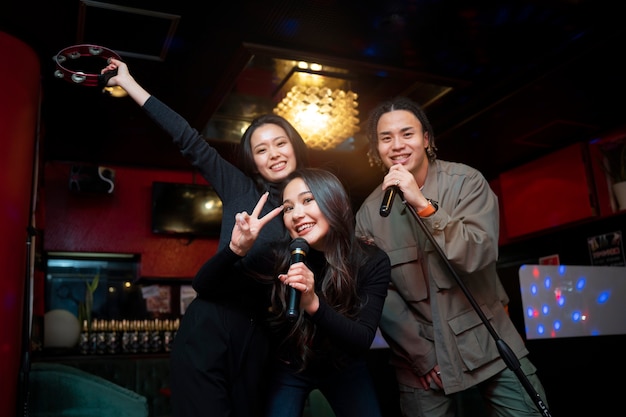 Adolescentes felices de tiro medio cantando