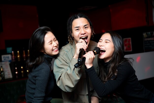 Adolescentes felices de tiro medio cantando