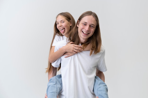 Adolescentes felices de tiro medio posando