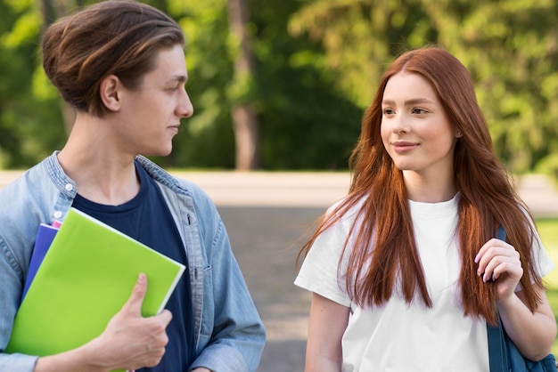 Adolescentes felices de volver a la universidad