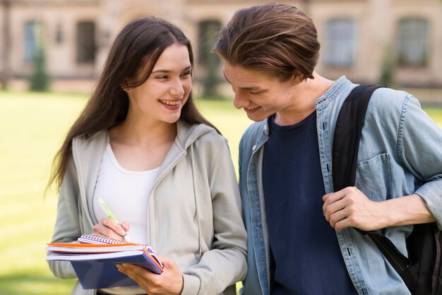 Adolescentes felices de volver a la universidad