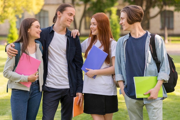 Adolescentes felices de volver a la universidad