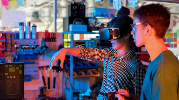 Foto gratuita adolescentes haciendo experimentos de robótica en un laboratorio chico con gafas protectoras y chica con auriculares vr