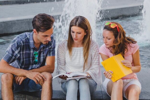 Adolescentes haciendo una lluvia de ideas sobre nuevas ideas