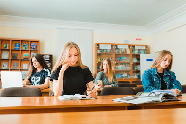 Foto gratuita adolescentes haciendo notas en el aula