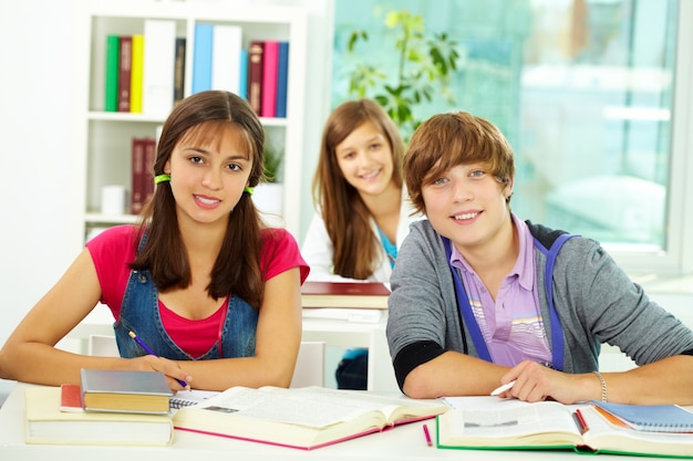 Foto gratuita adolescentes inteligentes estudiando