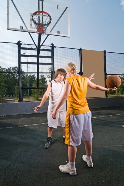 Adolescentes, juego, baloncesto