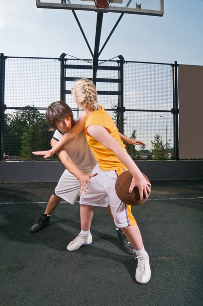 Adolescentes, juego, baloncesto