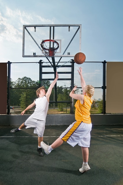 Adolescentes, juego, streetball