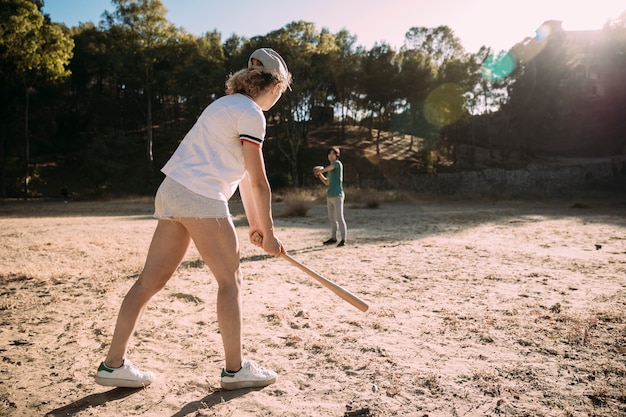 Adolescentes jugando al béisbol en el parque