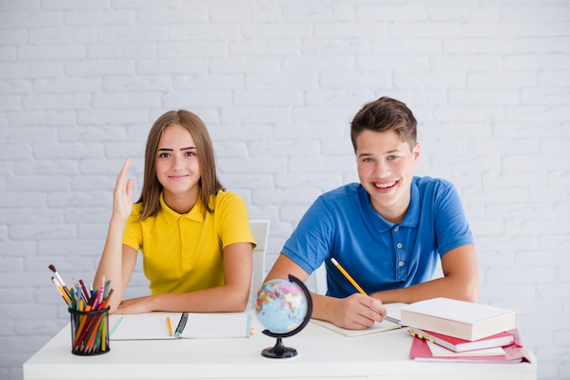 Adolescentes a la lección