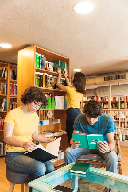 Adolescentes leyendo cerca de amigo elegir libro