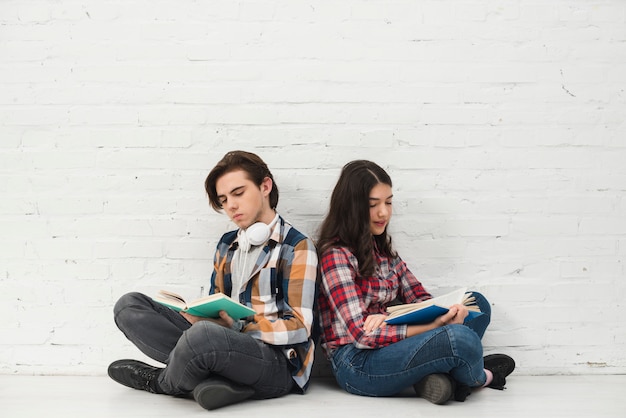 Adolescentes leyendo