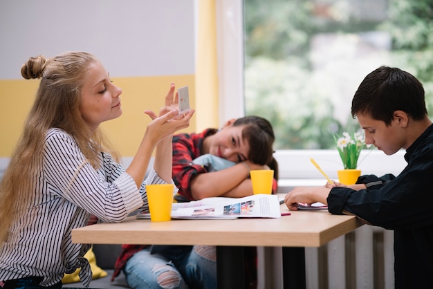 Adolescentes a la mesa de pasar tiempo