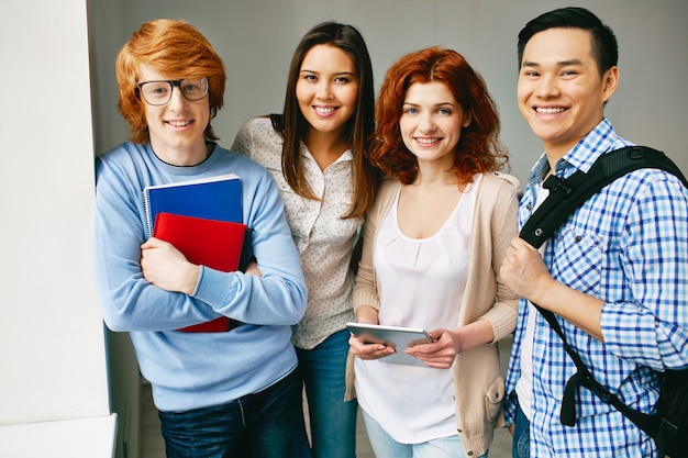 Adolescentes con mochilas y libros