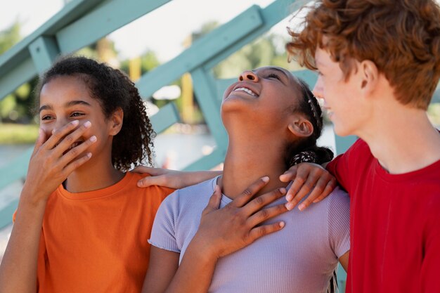 Los adolescentes pasan tiempo juntos en el verano.