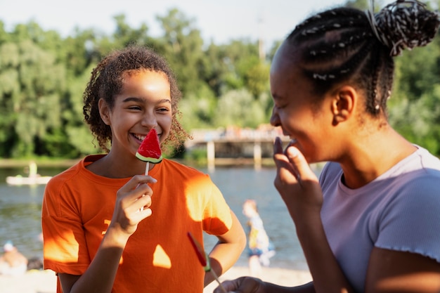 Los adolescentes pasan tiempo juntos en el verano.