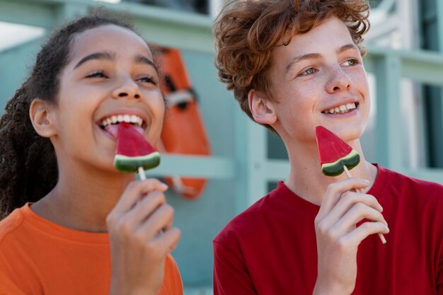 Los adolescentes pasan tiempo juntos en el verano.