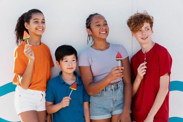 Los adolescentes pasan tiempo juntos en el verano.