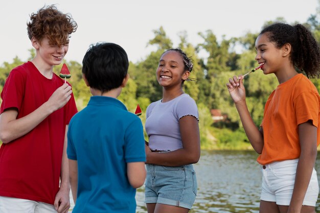 Los adolescentes pasan tiempo juntos en el verano.