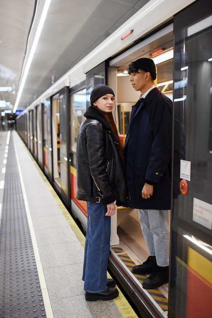 Adolescentes de plano completo viajando juntos