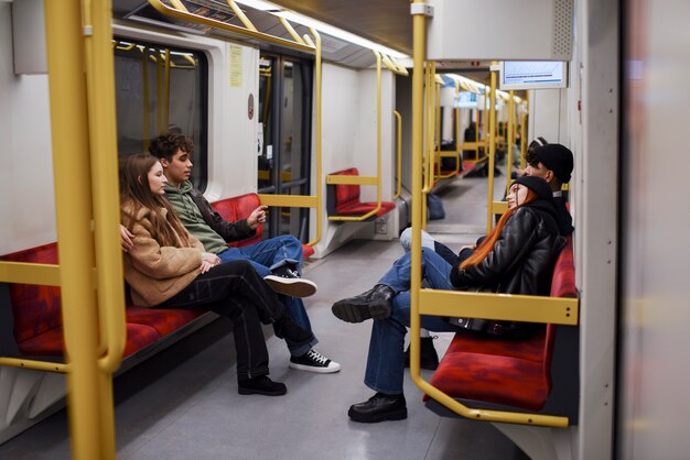 Adolescentes de plano completo viajando juntos