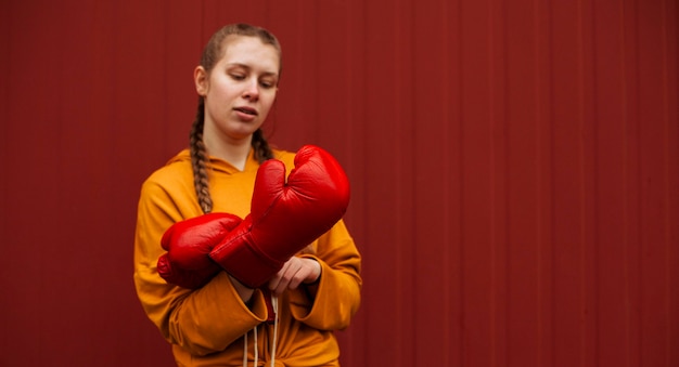 Foto gratuita adolescentes posando con guantes de boxeo