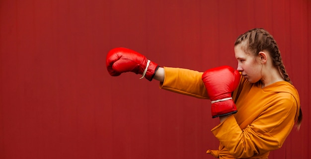 Foto gratuita adolescentes posando con guantes de boxeo