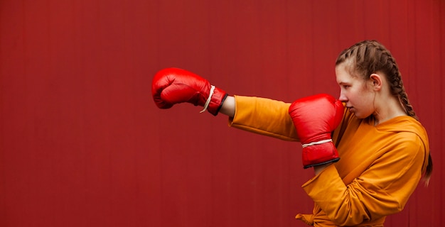 Adolescentes posando con guantes de boxeo