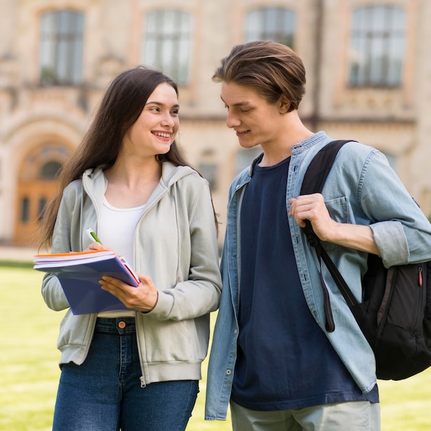 Adolescentes positivos discutiendo notas juntos