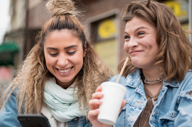 Adolescentes positivos sonriendo juntos