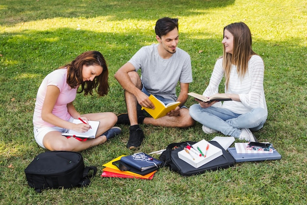 Adolescentes que aprenden y que se preparan para los exámenes