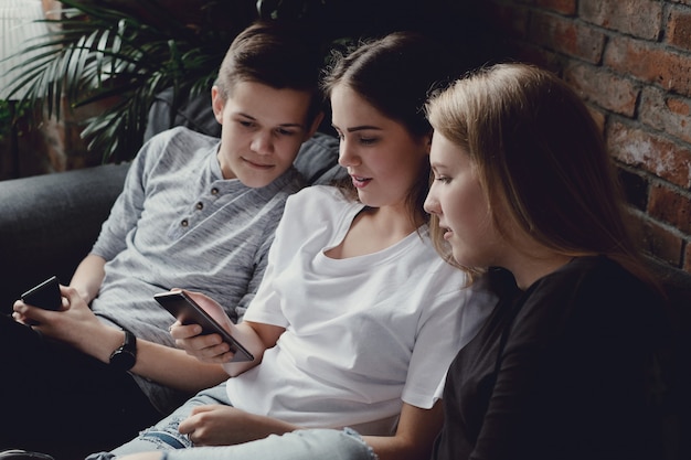 Adolescentes que usan teléfonos móviles que usan teléfonos móviles