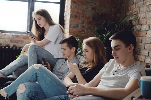 Adolescentes que usan teléfonos móviles que usan teléfonos móviles