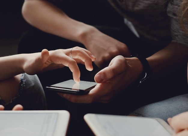 Adolescentes que usan teléfonos móviles