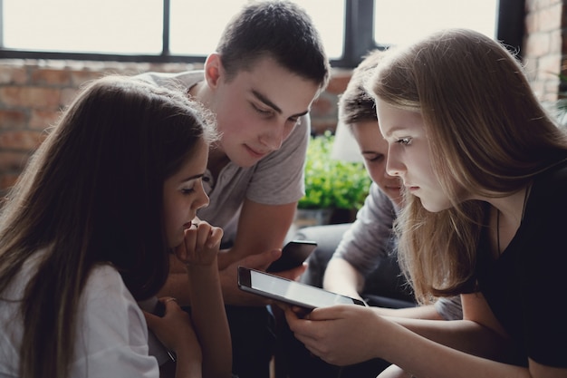 Adolescentes que usan teléfonos móviles