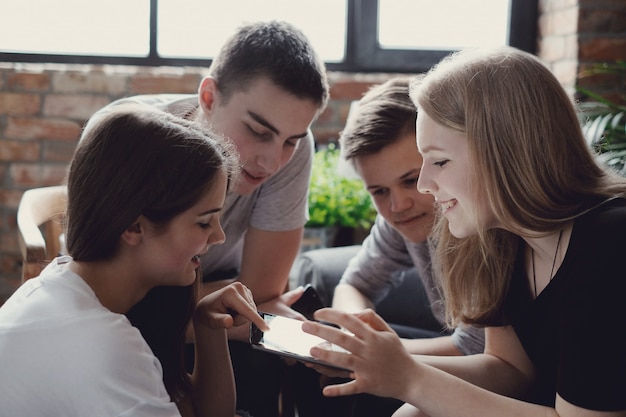 Adolescentes que usan teléfonos móviles