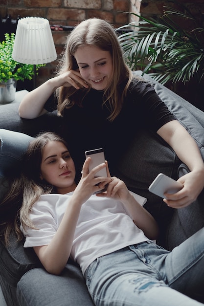 Adolescentes que usan teléfonos móviles