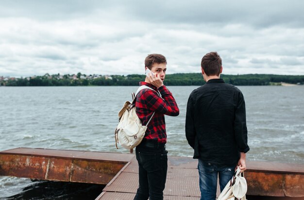 Adolescentes relajados pasando la tarde en el muelle