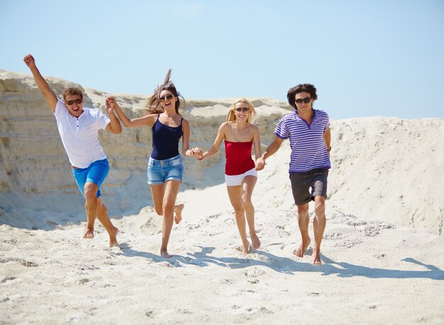 Adolescentes riendo en la playa