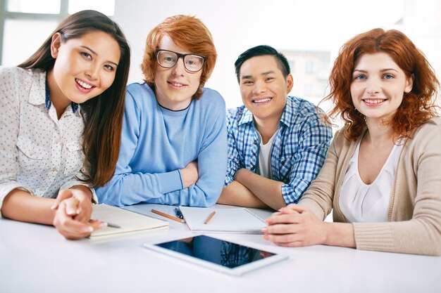 Adolescentes sentados con una tableta digital