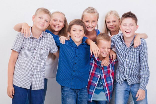 Los adolescentes sonrientes en blanco