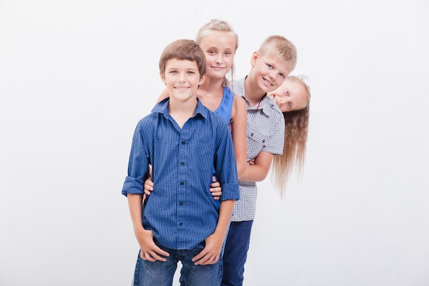 Los adolescentes sonrientes en blanco