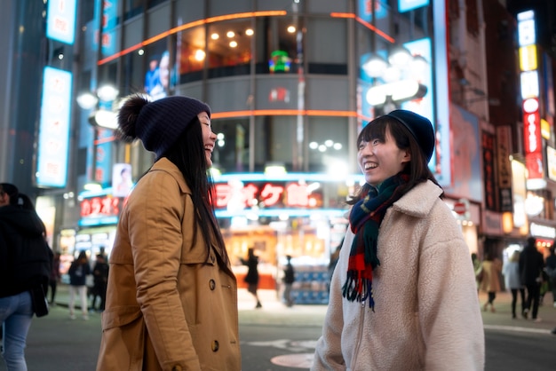 Adolescentes sonrientes en tiro medio de la ciudad