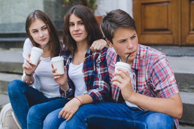 Adolescentes, teniendo, rotura, escaleras