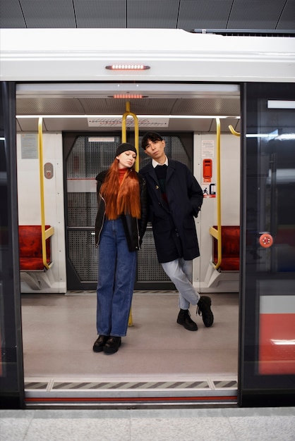 Adolescentes de tiro completo en el metro