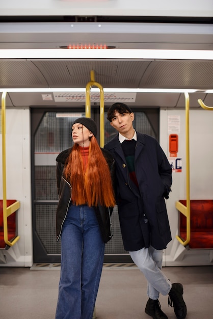 Foto gratuita adolescentes de tiro completo que viajan en metro